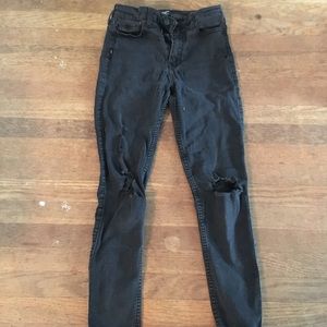 Cropped jeans with distressing on the knees